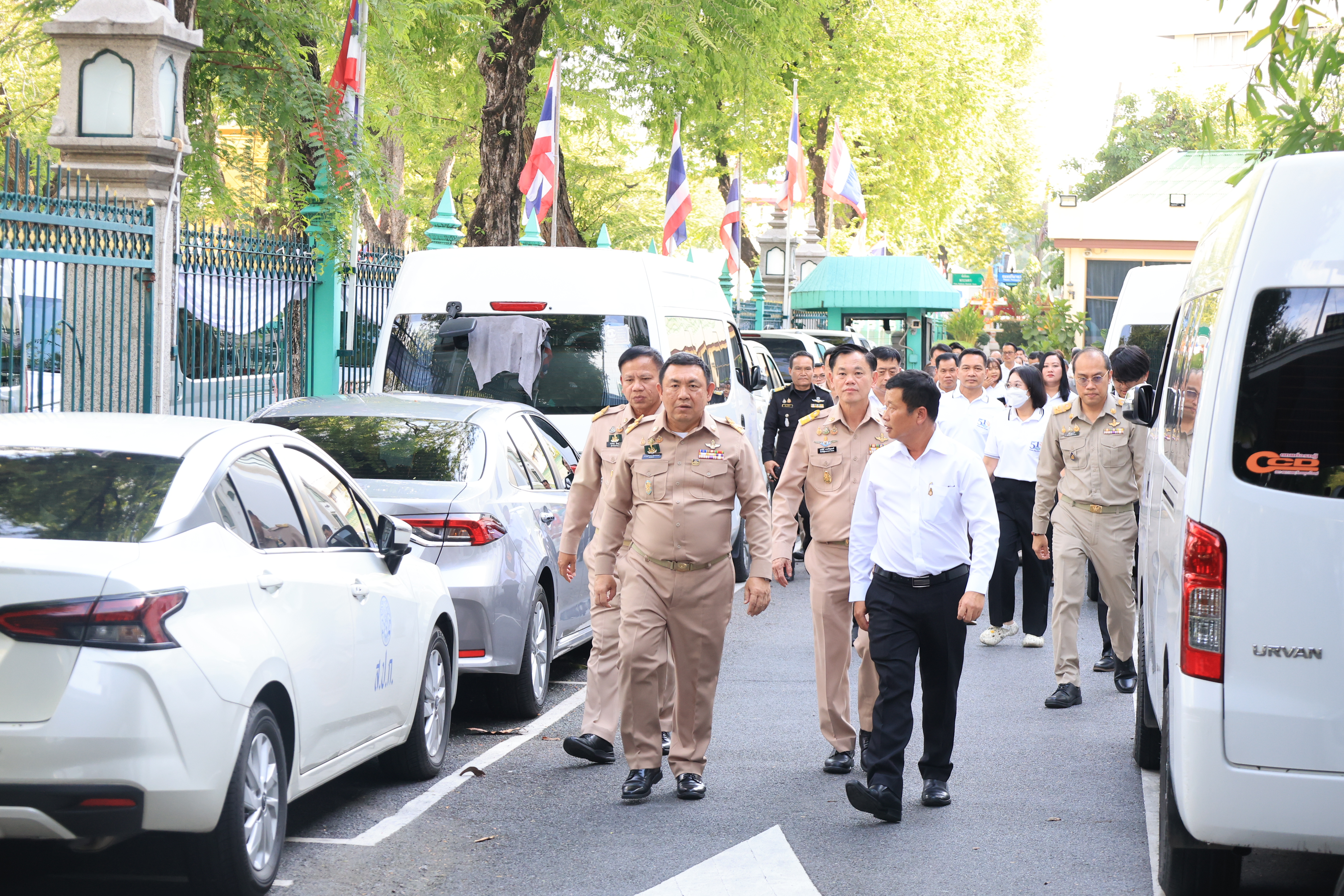 title - เลขาธิการ ส.ป.ก. และผู้เกษียณอายุราชการ สักการะสิ่งศักดิ์สิทธิ์ประจำ กระทรวงเกษตรและสหกรณ์ และ สำนักงานการปฏิรูปที่ดินเพื่อเกษตรกรรม เนื่องในโอกาสเกษียณอายุราชการ